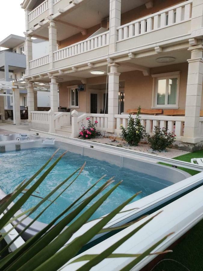 Guesthouse Villa Jurisic Novalja Eksteriør billede