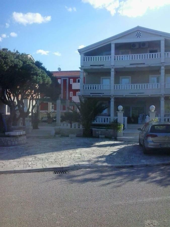 Guesthouse Villa Jurisic Novalja Eksteriør billede